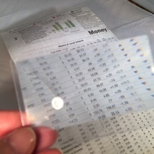 Thin-plastic Fresnel prism magnifier